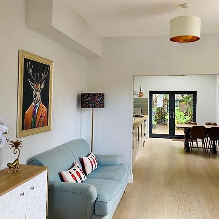 Delightful 2 Bedroom House Central Виндзор Экстерьер фото