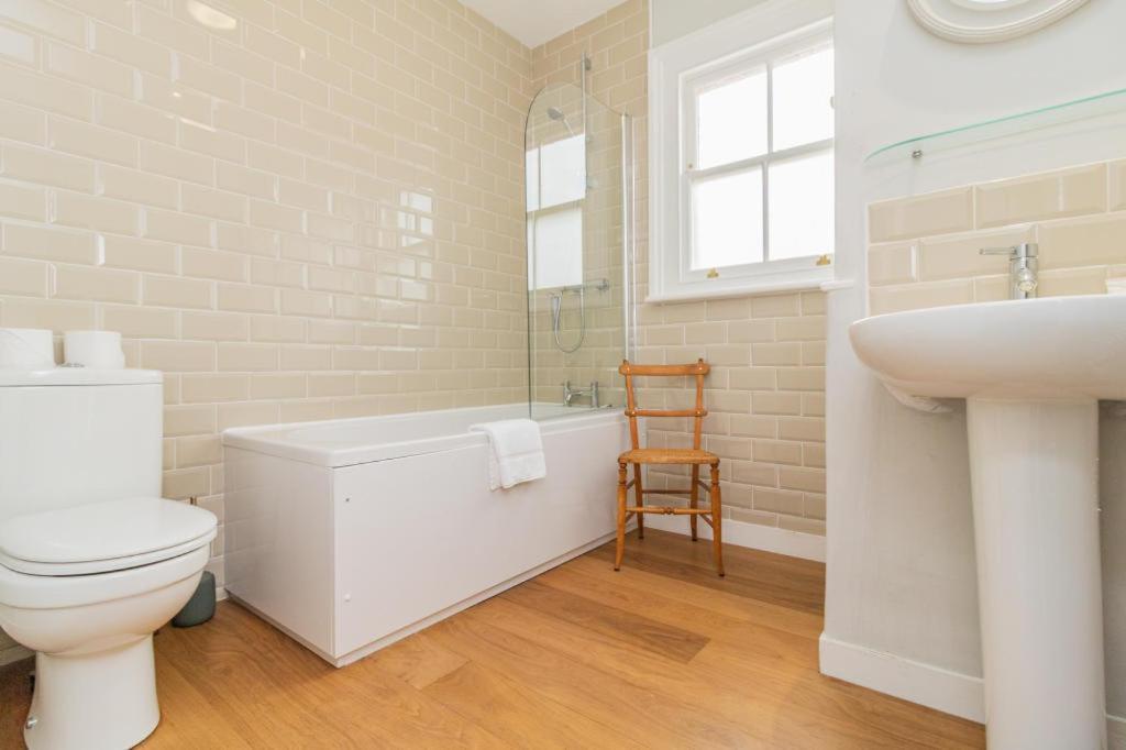 Delightful 2 Bedroom House Central Виндзор Экстерьер фото